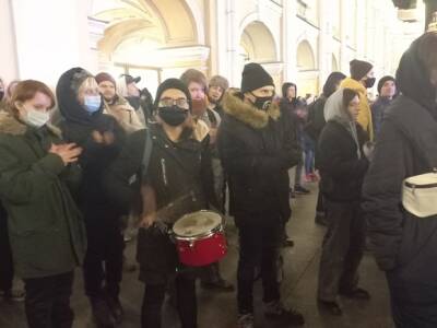 Петербуржцы в окружении силовиков и под барабаны вышли протестовать в поддержку Украины (фото)