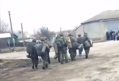 «Мужики, живыми домой вернитесь!»: украинцы проводили из села отбывающих российских солдат - Русская семерка