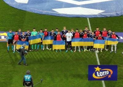 Краковия вышла с флагами Украины на матч против Термалики