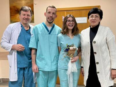 "Жизнь продолжается". В Киевской больнице медсестра и волонтер поженились под обстрелами