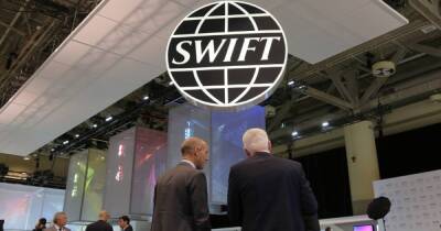 Эксперты объяснили, почему от SWIFT отключают пока не всю Россию
