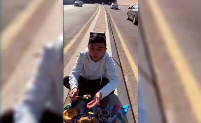 В Ташкенте подросток ради хайпа в соцсетях пообедал посреди оживленной трассы