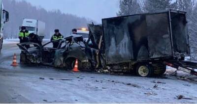 Под Новосибирском два человека сгорели в Renault Logan после ДТП