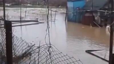 На Кубани объявили штормовое предупреждение из-за подъема воды в реках с превышением опасных отметок - 1tv.ru - Краснодарский край - Краснодар - Новороссийск - район Северский