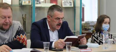 Мэр Петрозаводска вслух почитал молодежи книгу про партизан (ВИДЕО)