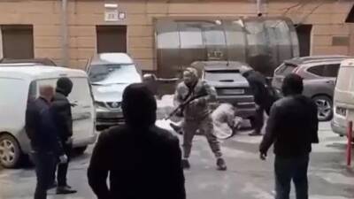 В Киеве радикалы вступили в бой с охранниками банка