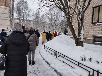 Депутат из Петербурга собрала истории об очередях в городских больницах