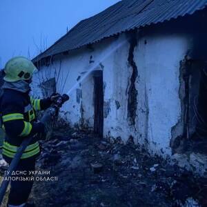 В Пологовском районе ночью сгорел жилой дом: есть погибший. Фото