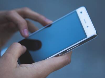Эксперт Половников предупредил о последствиях трещины на экране смартфона