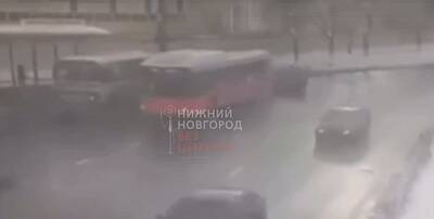Смертельное столкновение иномарки с автобусом в Автозаводском районе попало на видео