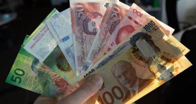 Украинцам рекомендуют больше не покупать доллар и евро. Выгоднее скупать другую валюту