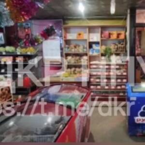 В Запорожье мужчина с пистолетом ворвался в магазин и украл деньги. Видео