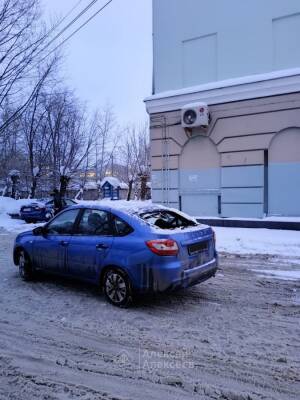 Снежная глыба упала на машину с ребенком в Дзержинске