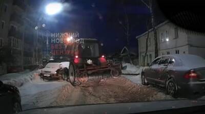 Снегоуборочный трактор растолкал два автомобиля во дворе в Арзамасе