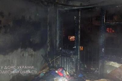 В одесской многоэтажке из-за курения в постели произошел пожар: пострадали семь человек