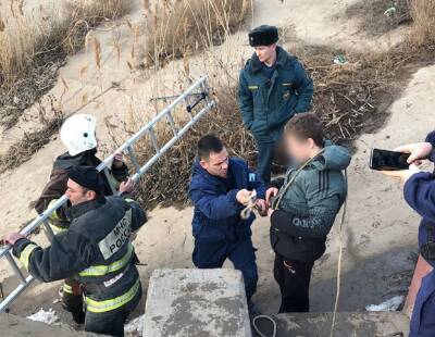 В Астрахани спасатели сняли подростка с дамбы в Трусовском районе