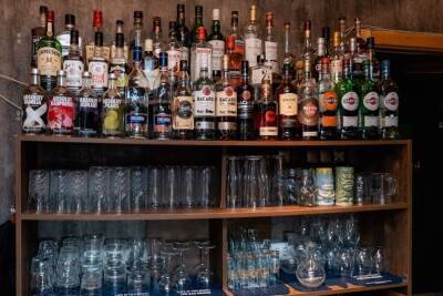 Астраханкам назначили штрафы за продажу 19 бутылок опасного алкоголя