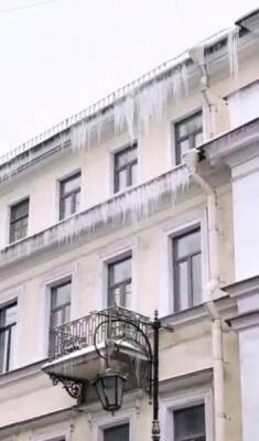 В историческом центре Петербурга обнаружили сотни "сосулек-убийц" на одном из домов