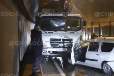 В Сочи из-за ДТП на въезде в тоннель заблокировано движение транспорта