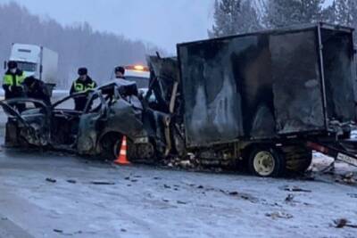 Два человека погибли в загоревшемся после ДТП автомобиле в Новосибирской области