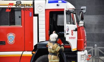 Спасатели тушат 150 кв.м горящего склада в Мурманске