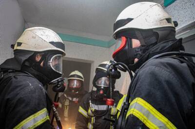 Трагедия произошла в жилом доме Киева, слетелись спасатели: "На полу обнаружили тело"