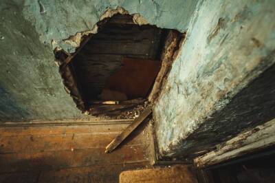Потолок обрушился на голову пожилой женщине в Подмосковье