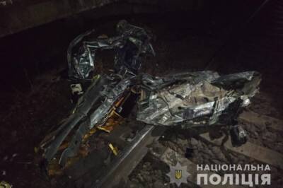 Под Одессой поезд раздавил Opel, который на скорости снес шлагбаум: водитель погиб