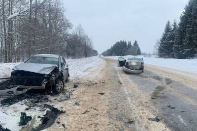 В Тверской области произошло лобовое столкновение двух иномарок