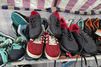 Таможенники изъяли почти 200 пар обуви с Кингисеппского рынка