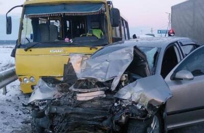 Skoda врезалась в маршрутку с пассажирами, выжили не все: "Тело зажало внутри"