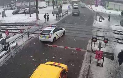 В Киевской области авто полиции проехало закрытый ж/д переезд