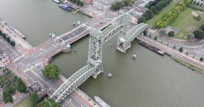 Нидерланды демонтируют исторический мост для прохода яхты Джеффа Безоса