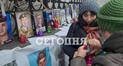Под Офисом президента женщины просят наказать виновных в смертях военных в армии