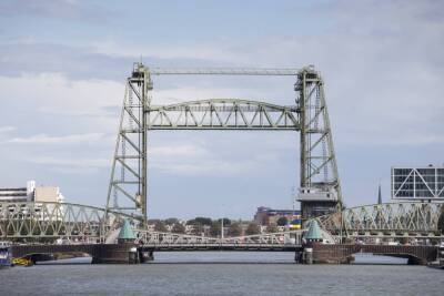 Власти Роттердама разберут исторический мост для прохода яхты основателя Amazon