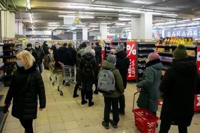 В Екатеринбурге сотни людей часами стоят в очереди за едой в магазине, объявившем 50% скидки