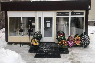Россияне возмутились из-за магазина ритуальных услуг на территории больницы