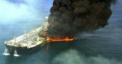 Экологическая катастрофа: У берегов Нигерии вспыхнуло судно с нефтью (ВИДЕО)