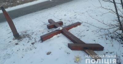Забавы ради. Двое парней на Киевщине сломали памятный крест (фото)