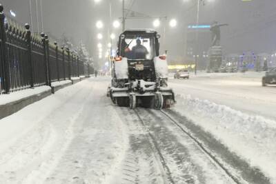 Остальные - подождут: сегодня всю ночь будут чистить тротуар у правительства Саратовской области