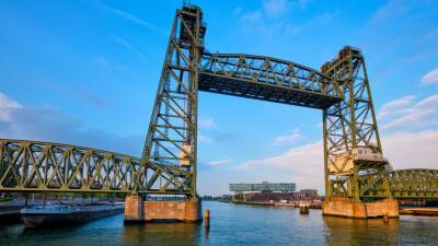 В Роттердаме разберут старинный мост ради новой яхты миллиардера Безоса