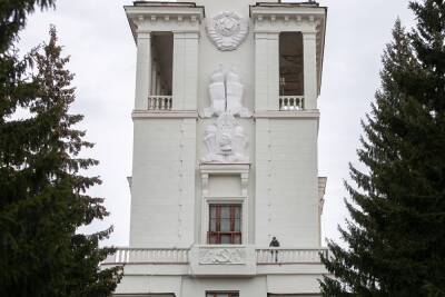 В Екатеринбурге нашли нарушения в реставрации фасада ОДО, где установили барельеф Сталина