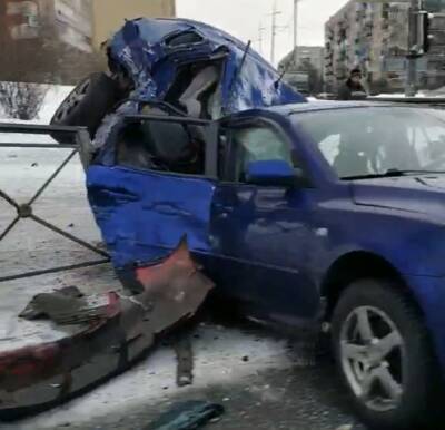 Видео: иномарку разорвало пополам после ДТП в Петербурге