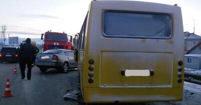Возле Львова авто столкнулось с маршруткой, водитель умер на месте