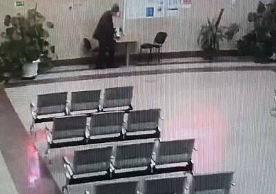 Приезжий пенсионер «подрезал» у пассажира телефон на вокзале в Смоленске