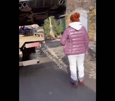 В Одессе полиция конфисковала авто у семьи, видео: всё из-за долгов - politeka.net - Украина - Одесса - Одесса