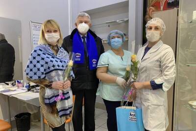 Медиков Псковской области поздравили с Днем женщины-врача
