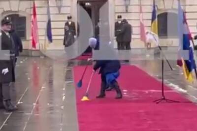 В Киеве красную дорожку для Эрдогана подмели щетками цвета флага Украины
