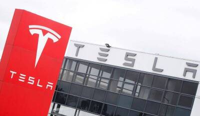 Tesla отзовет более 800 000 машин из-за проблем с сигналом