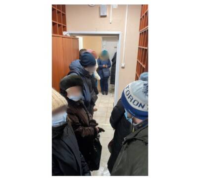 Петербуржцы заражаются Covid-19 в гигантских очередях на прием ко врачу